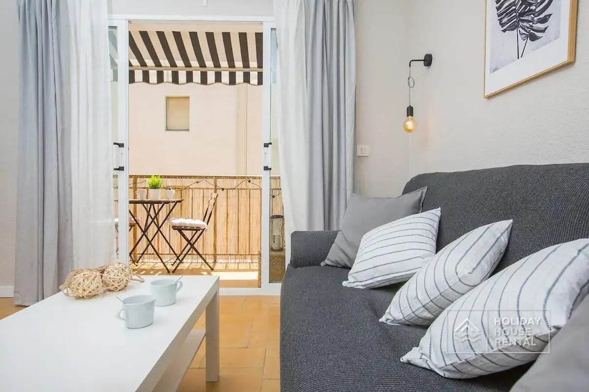 Cosy 3-Bedroom Apartment For 6-8 People Just 50M From The Beach Salou Spanien